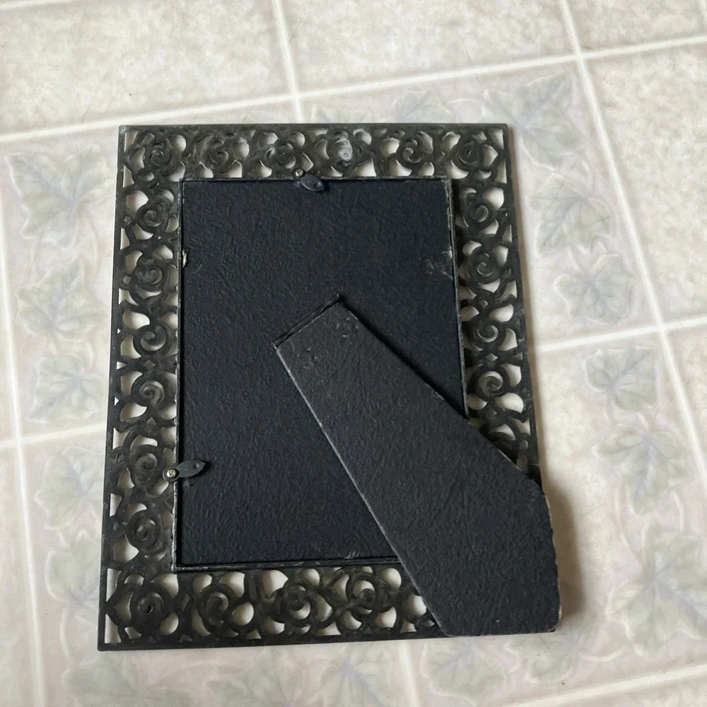 Ashleigh Manor Metal Picture Frame with An Openwork Rose‎ Border  5 X 7 no glass
